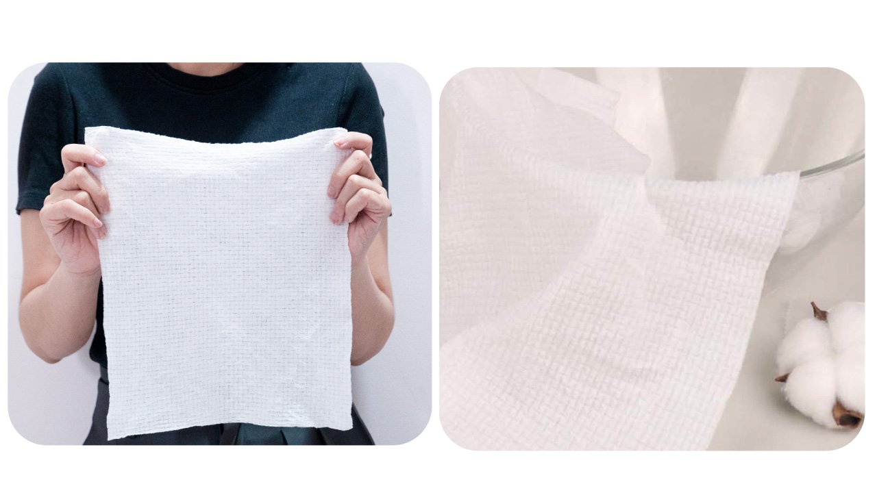 Ảnh chụp cận cảnh một chiếc khăn tắm nén cotton tiệt trùng **Dr.Sera** đang được mở ra. Chất liệu cotton mềm mại và mịn màng được thể hiện rõ nét. Trên bao bì có in logo **Dr.Sera** và thông tin về sản phẩm.