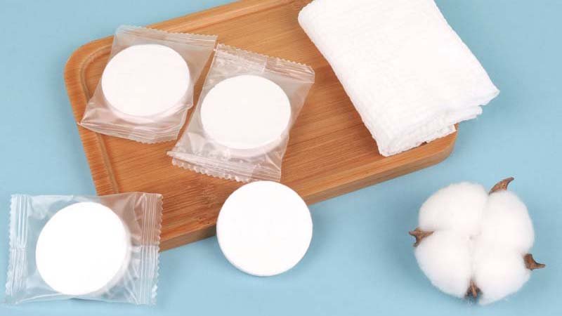 Khăn nén mini tiện lợi, nhỏ gọn như viên kẹo, ở trong môi trường thoáng mát, khi ngâm nước sẽ nở thành chiếc khăn mềm mịn, sạch khuẩn. Được làm từ cotton thiên nhiên, thân thiện với làn da và môi trường